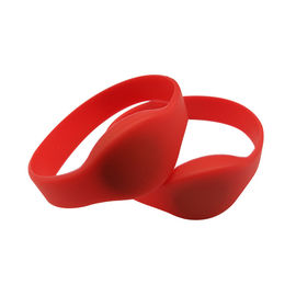 LF RFID Silicone Wristband UV Printing Untuk Acara Luar Ruang